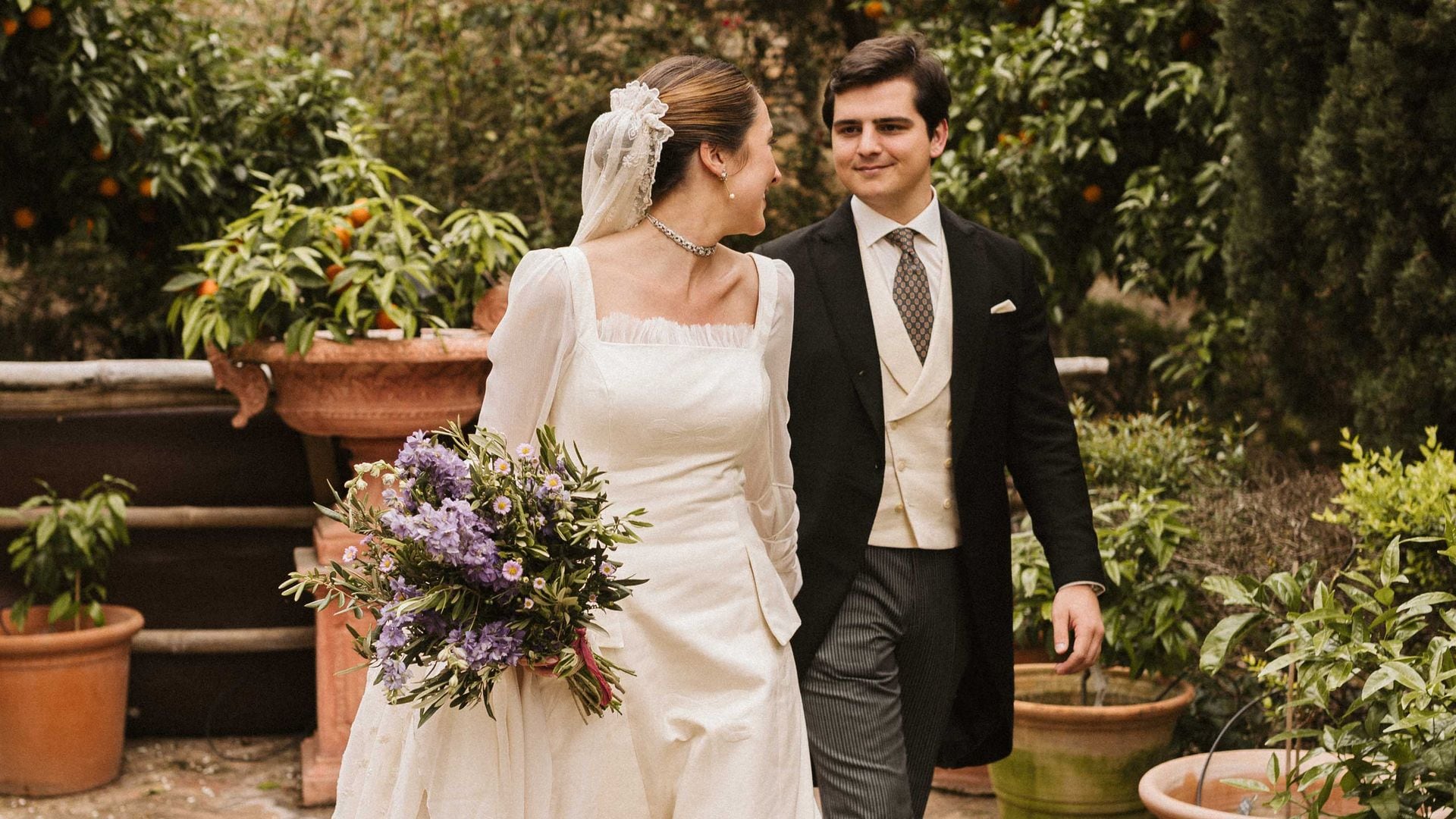 Boda en Córdoba con vestido de novia vintage en Alcázar Palacio Portocarrero