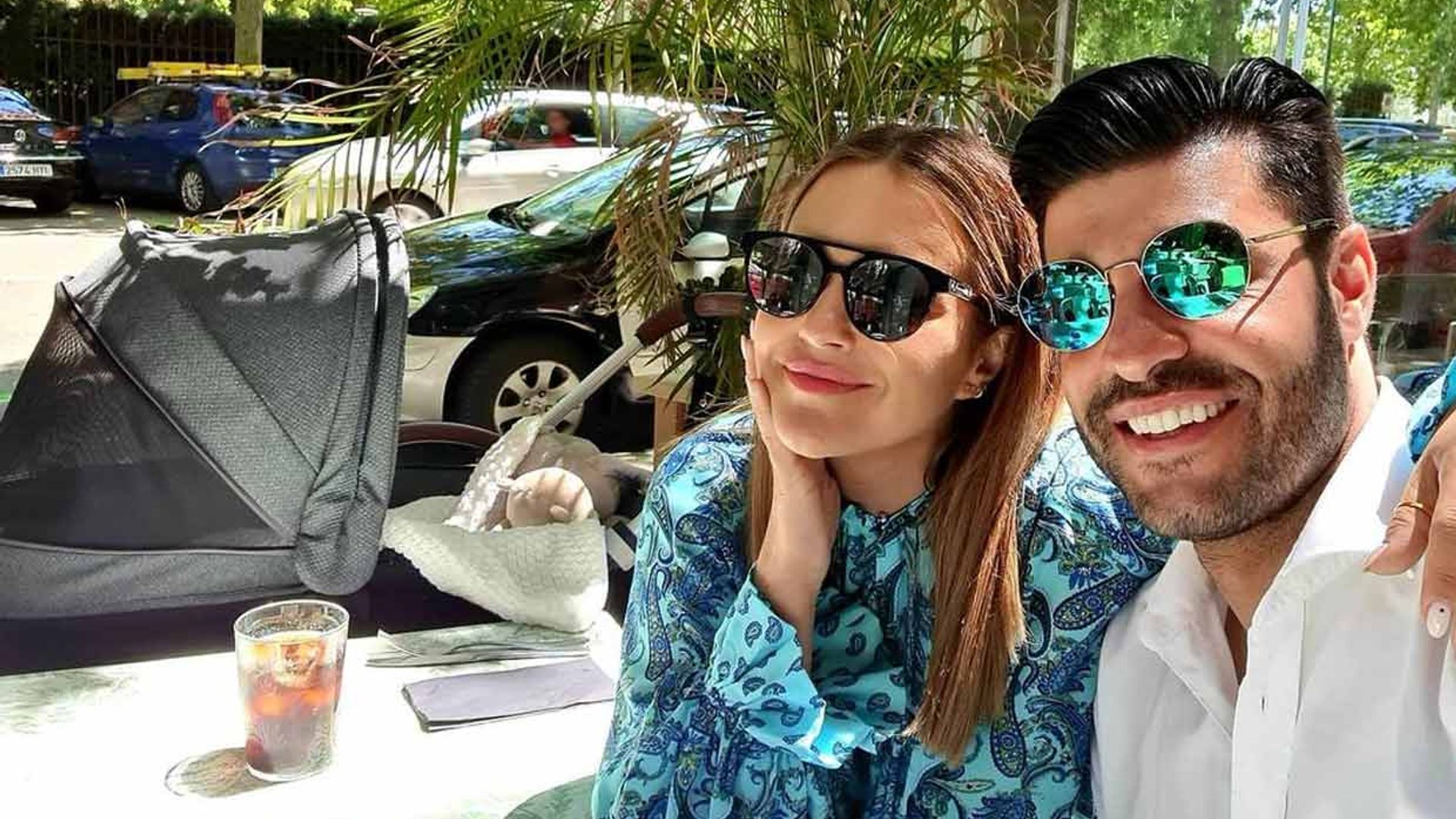 Reunión con amigos y romántica comida al sol ¡para tres! Paula Echevarría y Miguel Torres disfrutan con su hijo