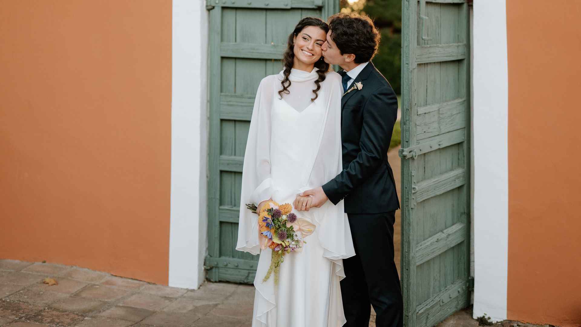Look de novia sencillo de Otaduy con capa boda Barcelona