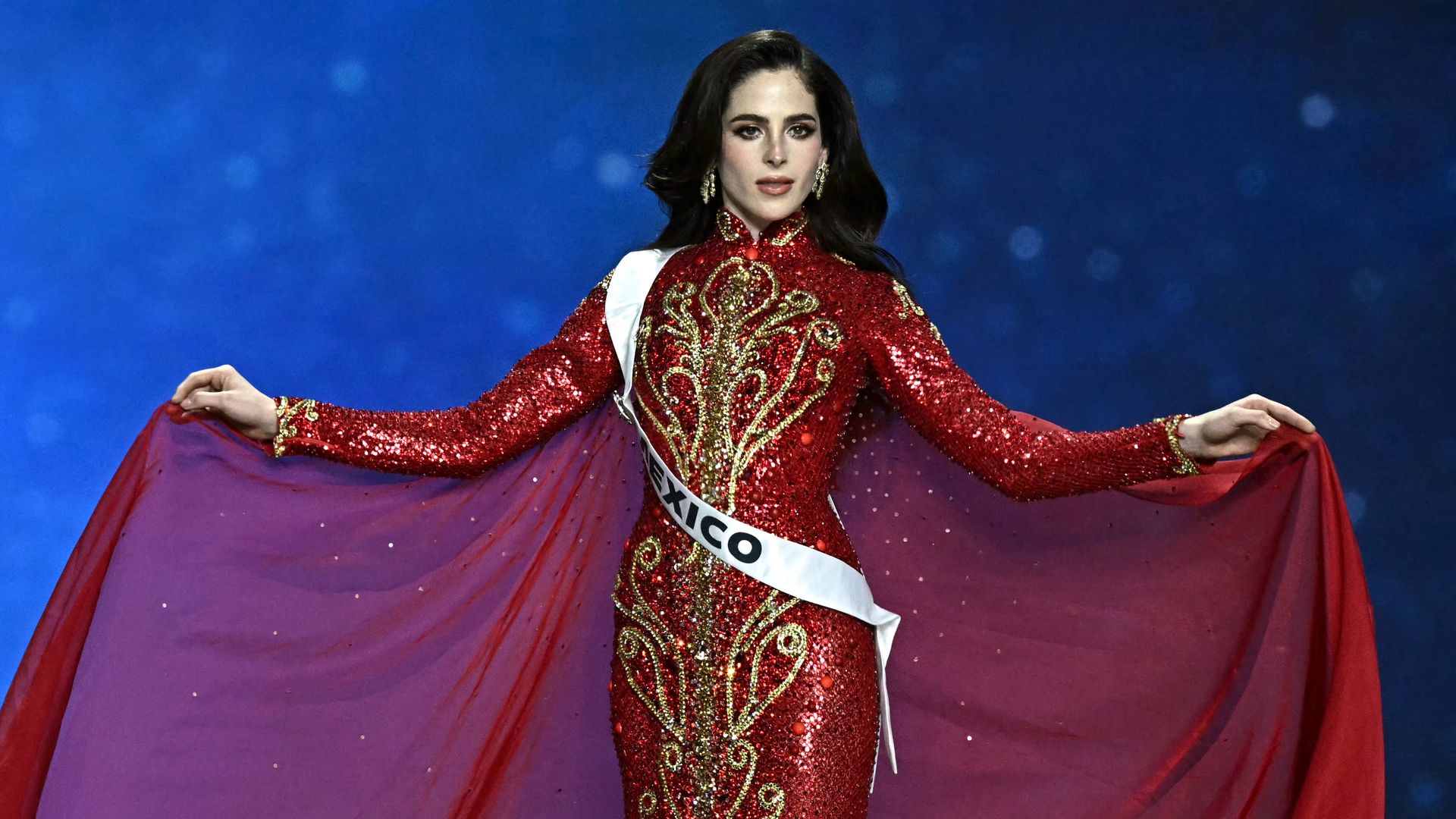 Fátima Bosch se apega a la tradición y luce un vestido rojo en la final de Miss Universe 2025