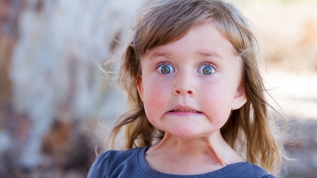 Niña haciendo gesto con la cara