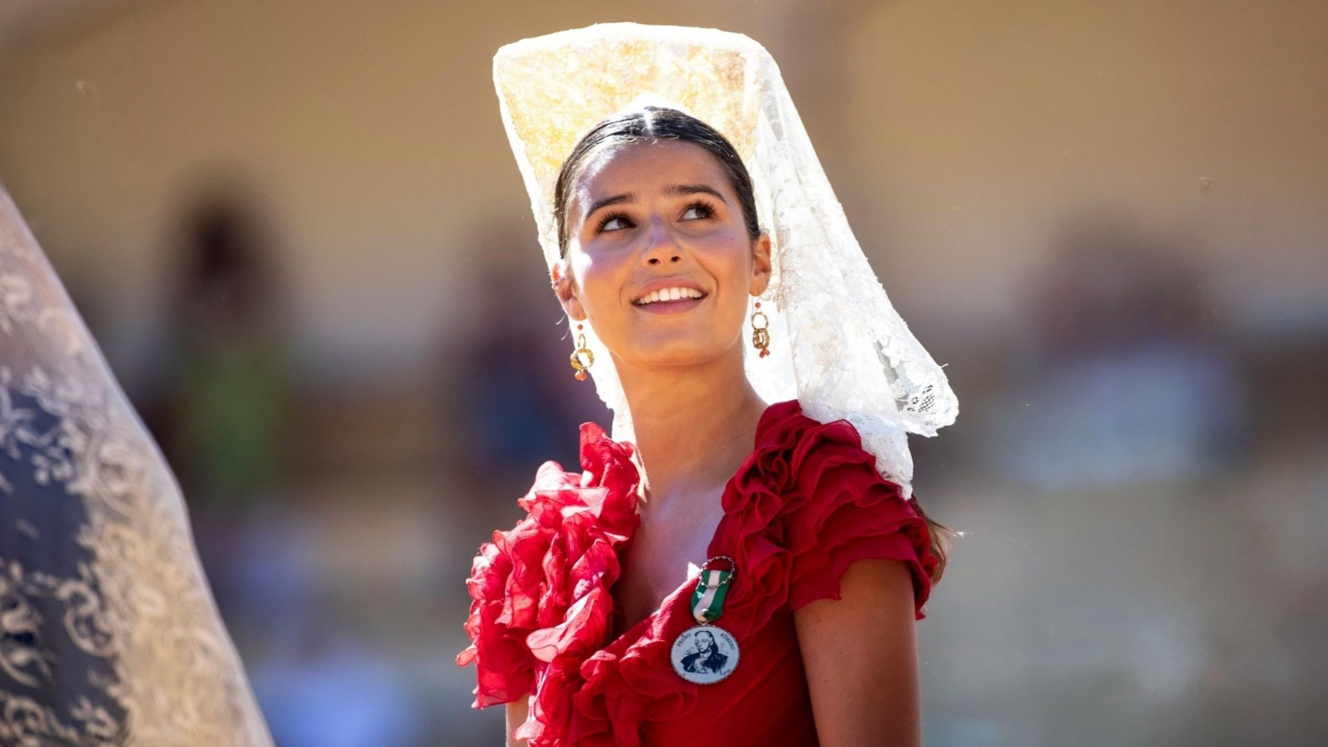 Tana Rivera con mantilla blanca y traje rojo de flamenca.