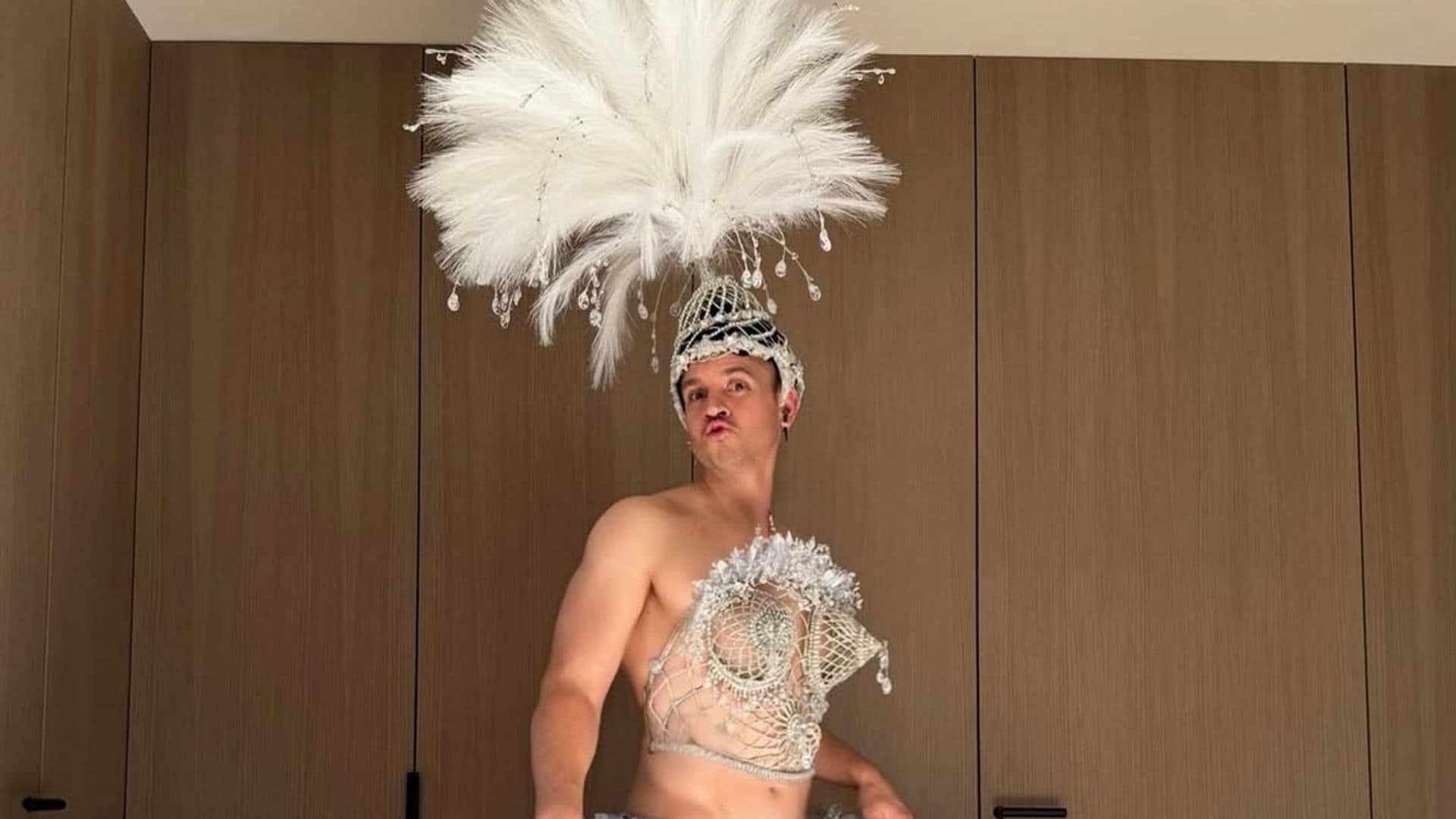 David Muñoz, con el traje de las campanas de su mujer, Cristina Pedroche