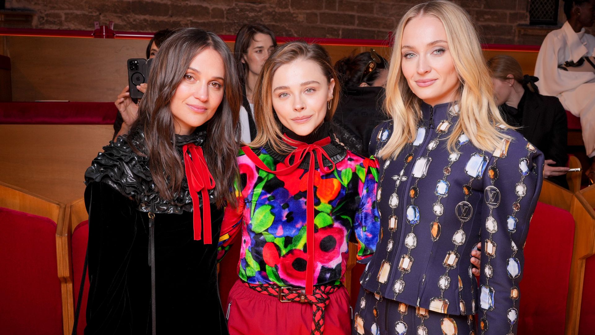 Reunión de estrellas en Aviñón: Sophie Turner, Alicia Vikander y todas las invitadas al desfile Crucero de Louis Vuitton