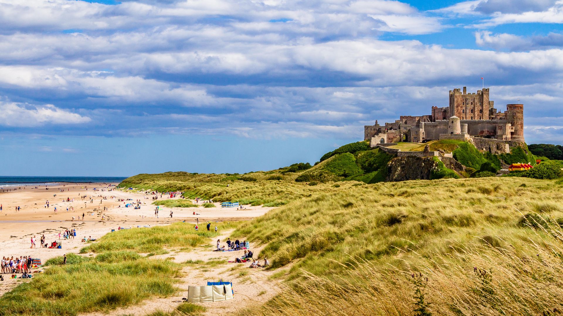 castillo de Bamburgh y playa, Bamburgh, Inglaterra