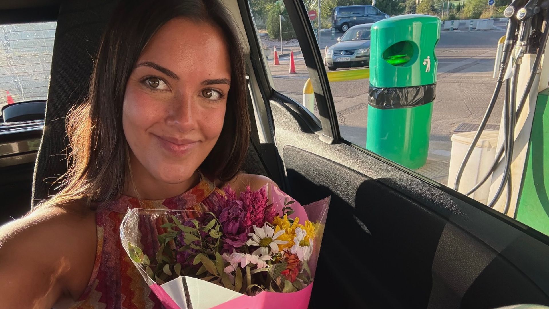 Carlota Uribarri le lleva flores a su madre, Susana Uribarri, que permanece ingresada por una neumonía