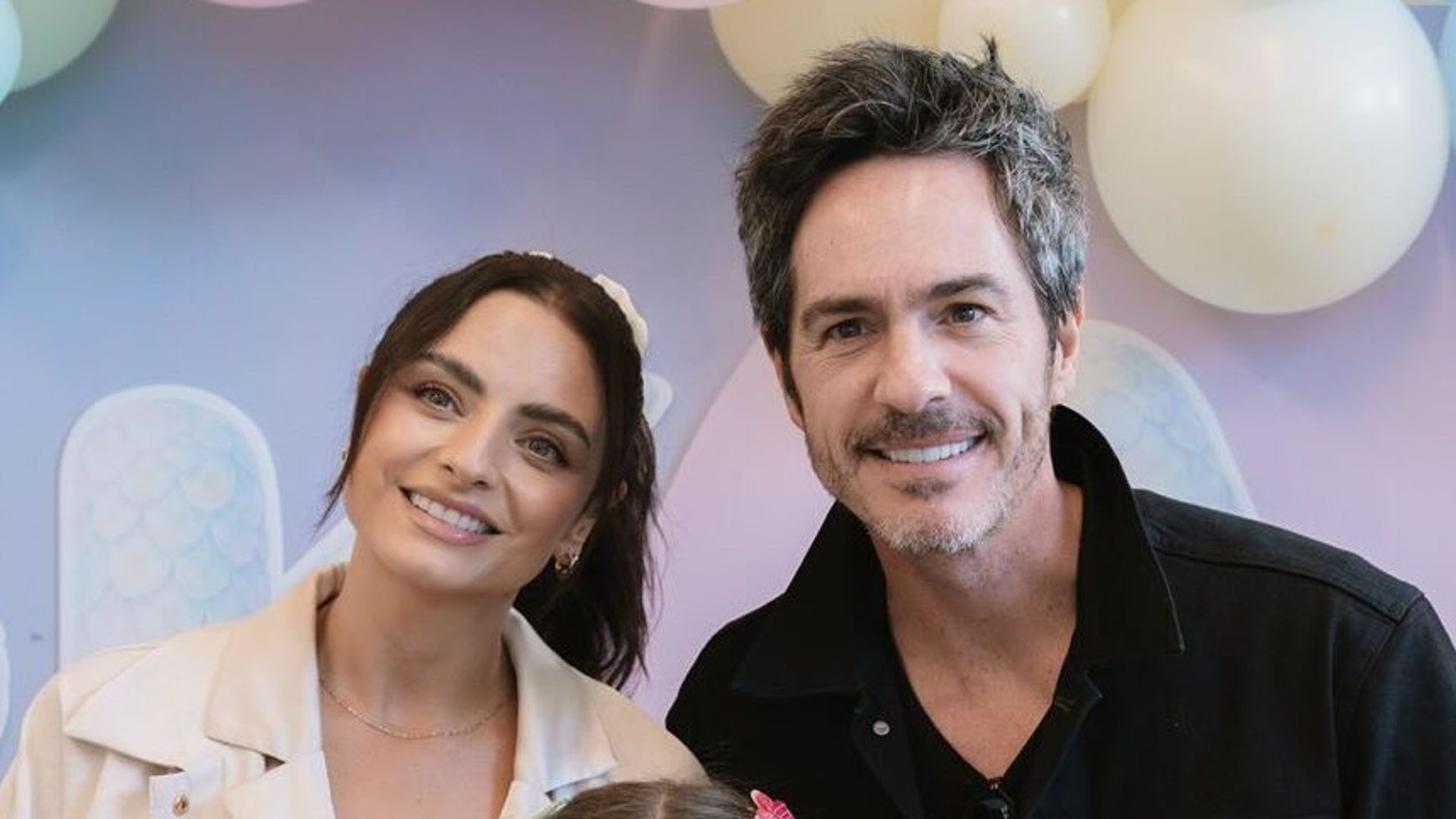 Aislinn Derbez y Mauricio Ochmann mantienen una relación cercana y amistosa pese a su divorcio.