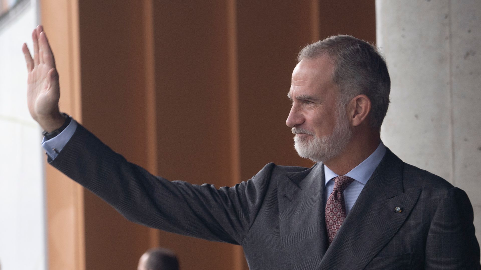 El rey saludó a los vitorianos a su llegada al Palacio de Congresos Europa de la ciudad vasca