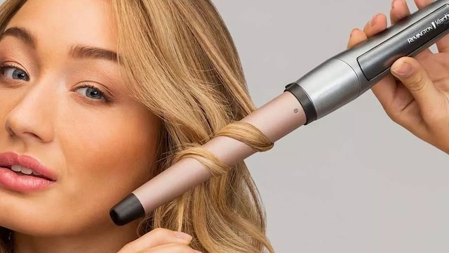 Rostro de mujer rubia utilizando un rizador de pelo de Remington