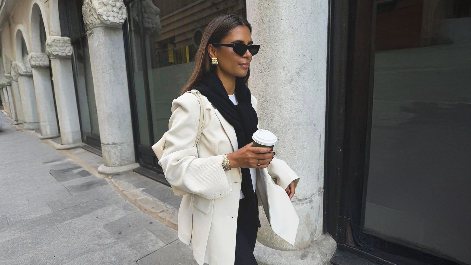 Consigo ahorrar más en ropa durante el invierno desde que comencé a llevar mis jerséis sobre los hombros