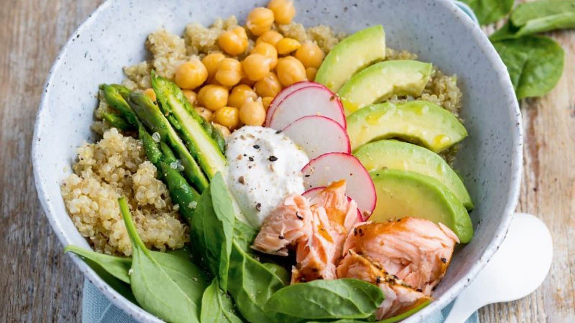 'Bowl' de quinoa y salmón con salsa de yogur