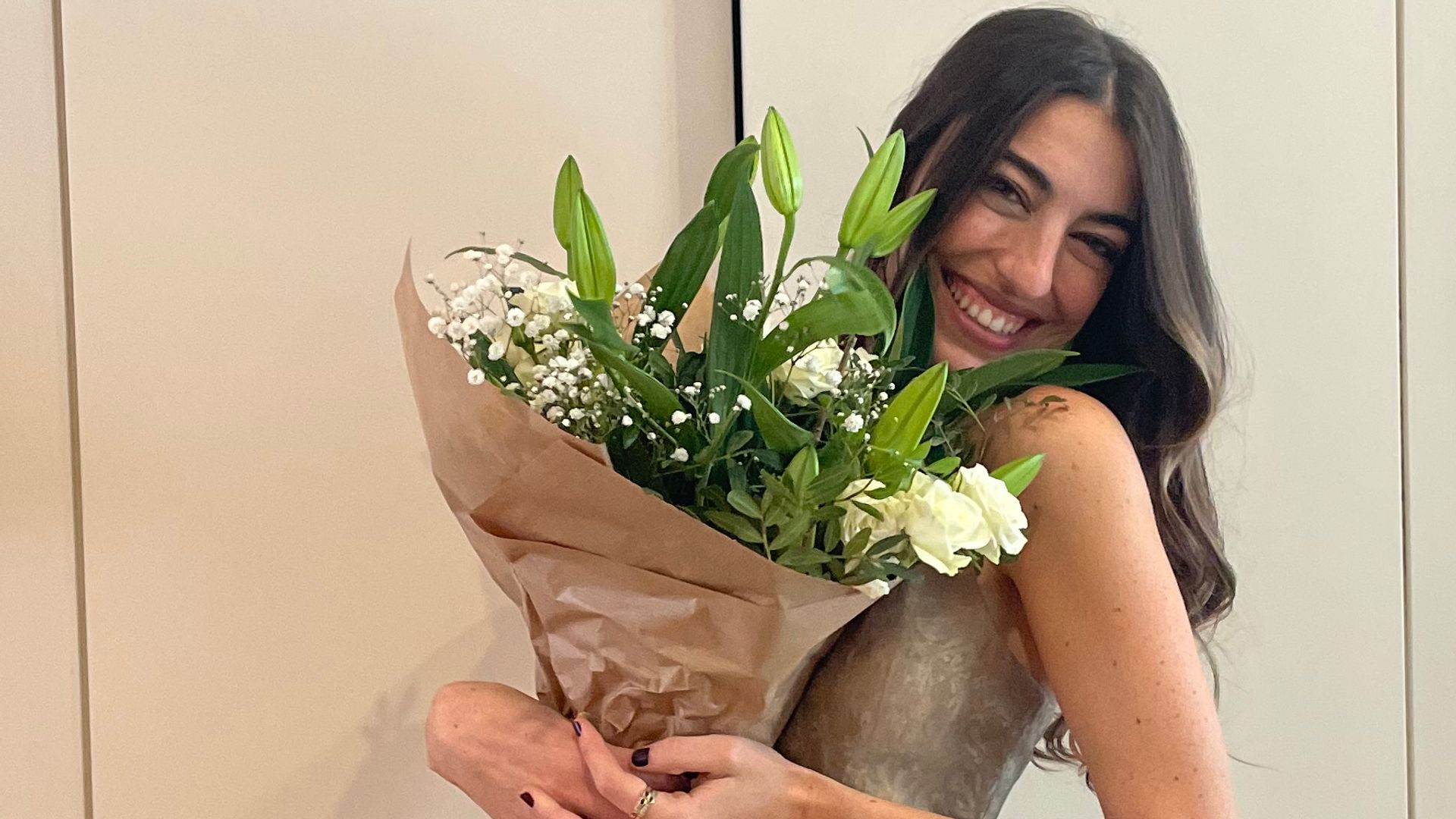 EXCLUSIVA: Entramos en la entrañable pedida de mano de Claudia, hija de Raquel Revuelta, antes de su boda