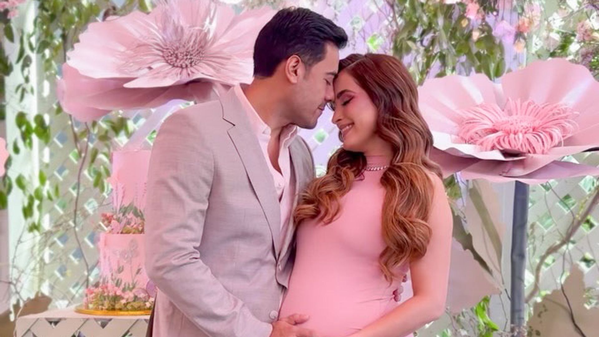 Carlos Rivera y Cynthia Rodríguez en el baby shower de su hija María. 