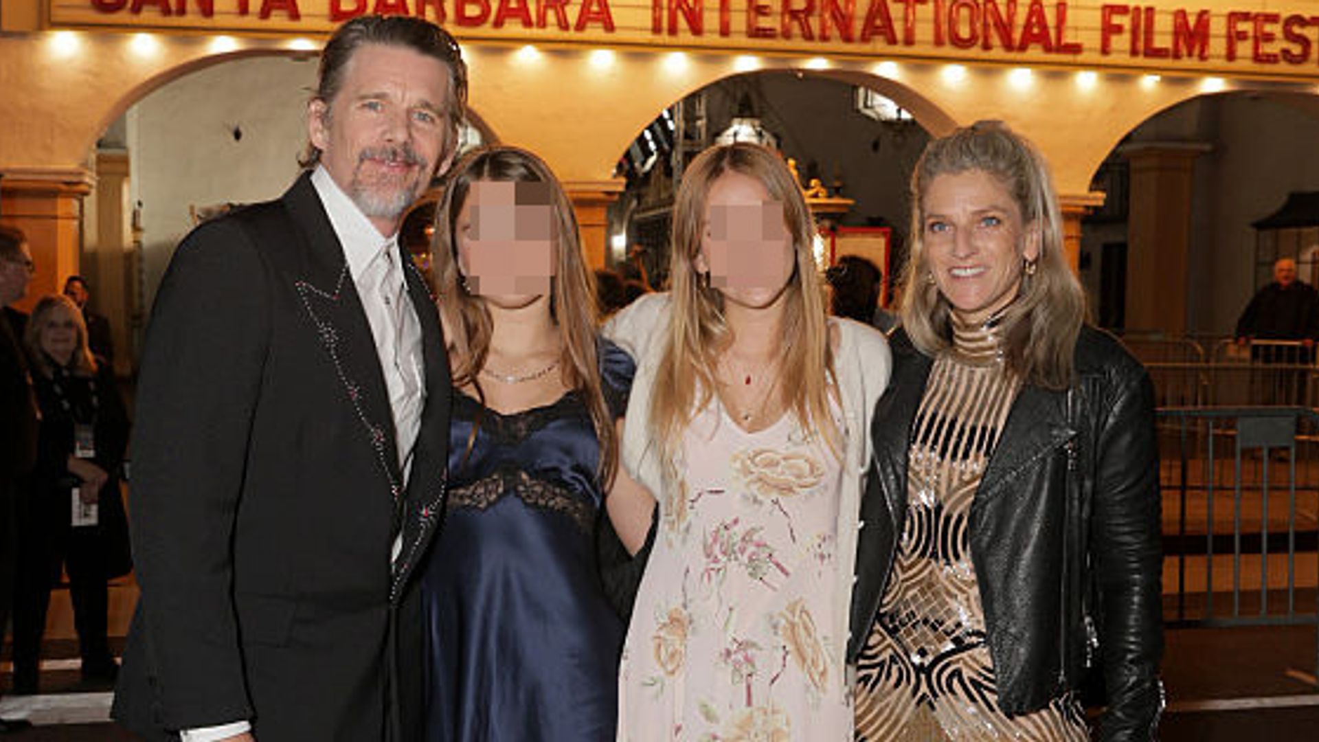 Ethan Hawke, homenajeado en el festival de Santa Bárbara, posa con sus hijas en una aparición familiar nada común
