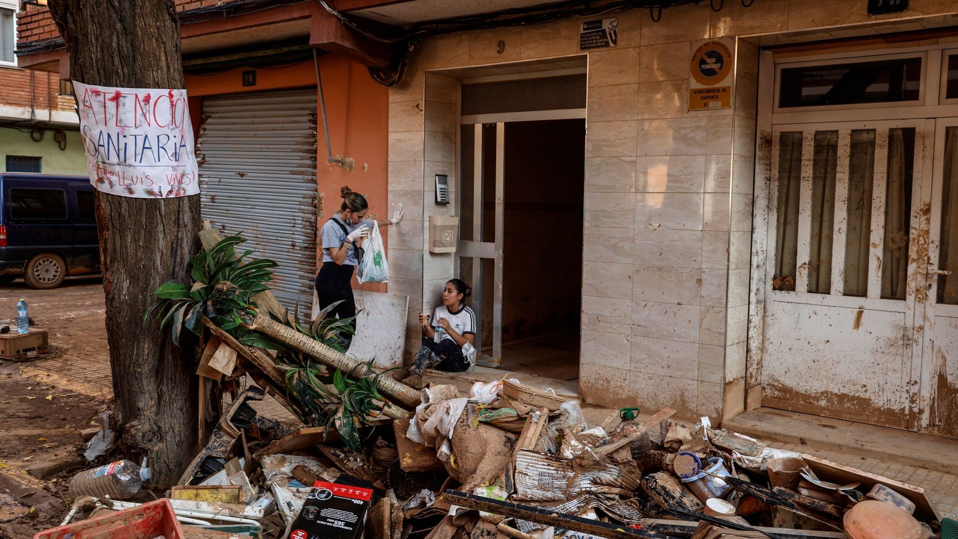 Dos personas en Paiporta (Valencia), 9 días después de la dana que asoló la localidad