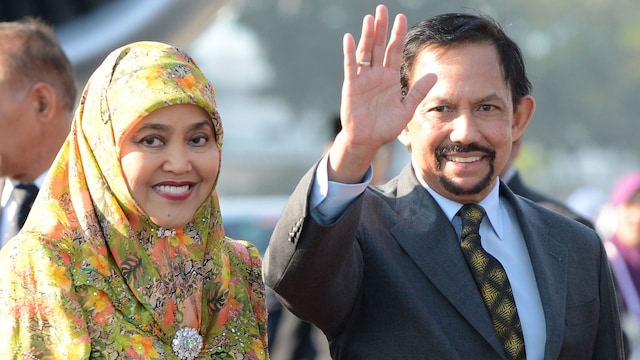Plano medio del sultán de Brunei, Muda Hassanal Bolkiah, con su mujer