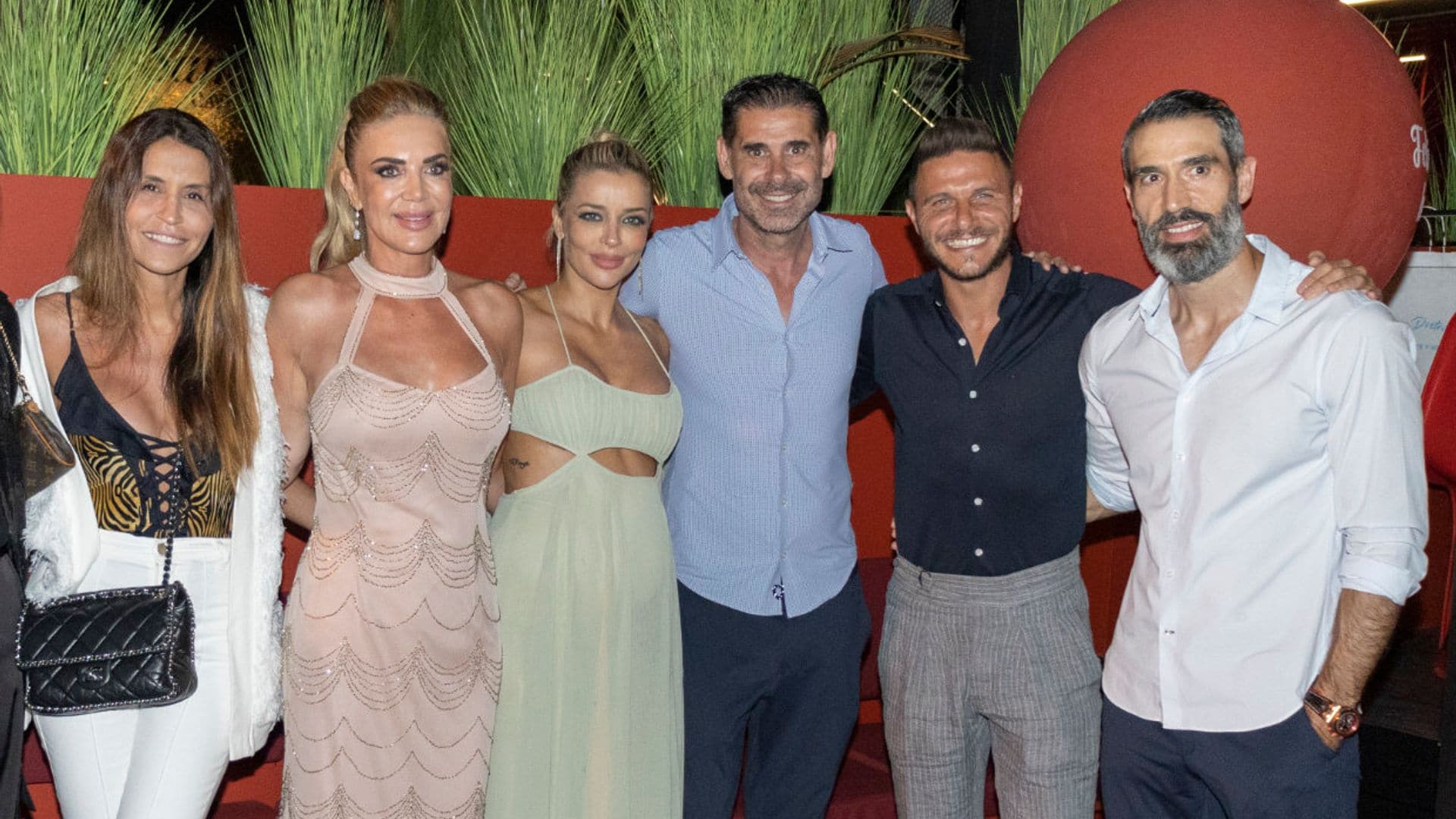 La fiesta de Ingrid Asensio por su 49 cumpleaños junto a Fernando Sanz y otros conocidísimos exfutbolistas