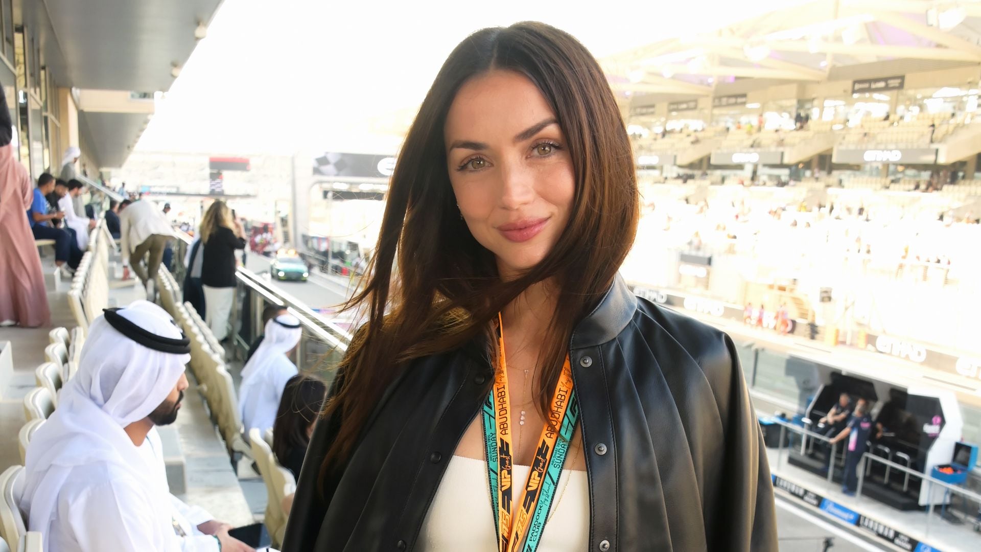 Ana de Armas se convierte en la sensación del Gran Premio de Abu Dabi junto a Lewis Hamilton