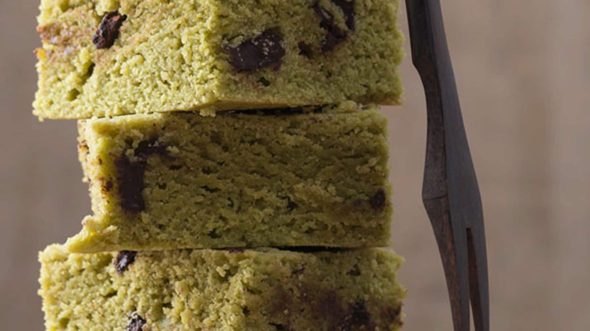 'Brownies' de té 'matcha' con nueces y pepitas de chocolate