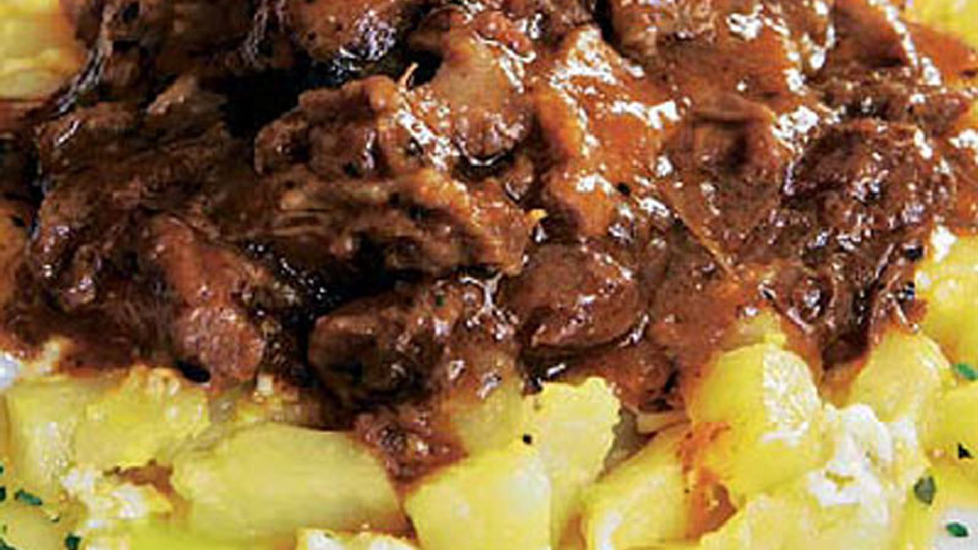 Revuelto de cola de toro y papas con huevo