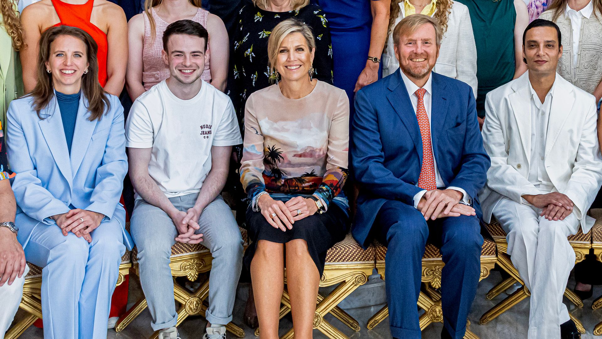 Máxima entrega un premio al diseñador holandés que también fascinó a la reina Letizia con sus 'vestidos-escultura'