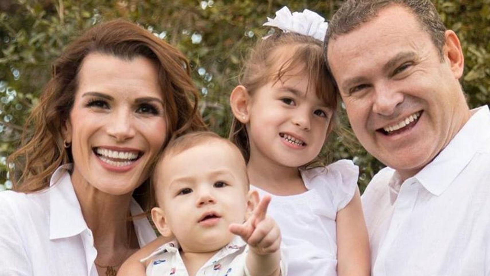 Alan Tacher, derretido con el papel de mamá que toma su hija con su hermanito