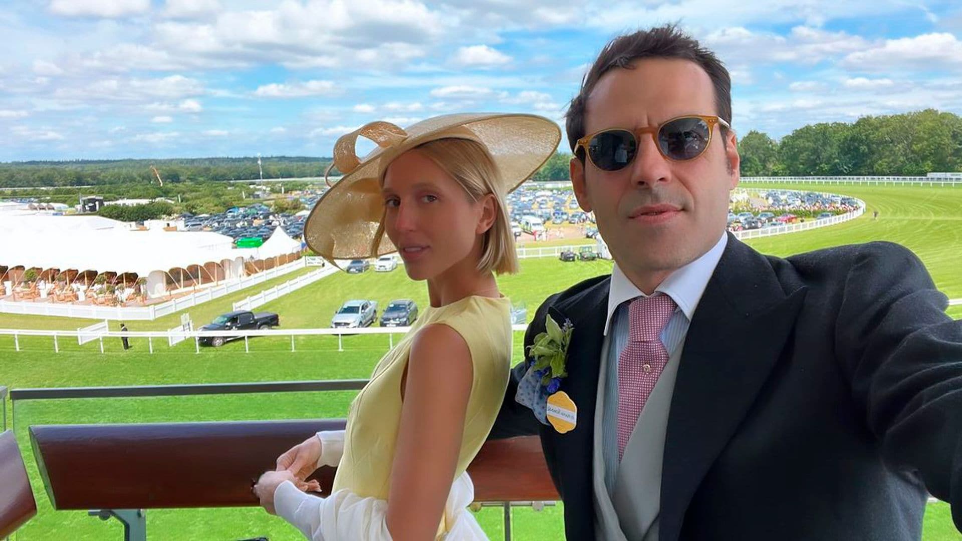 El look de invitada Olympia de Grecia en Ascot: minivestido amarillo y un tocado de rafia