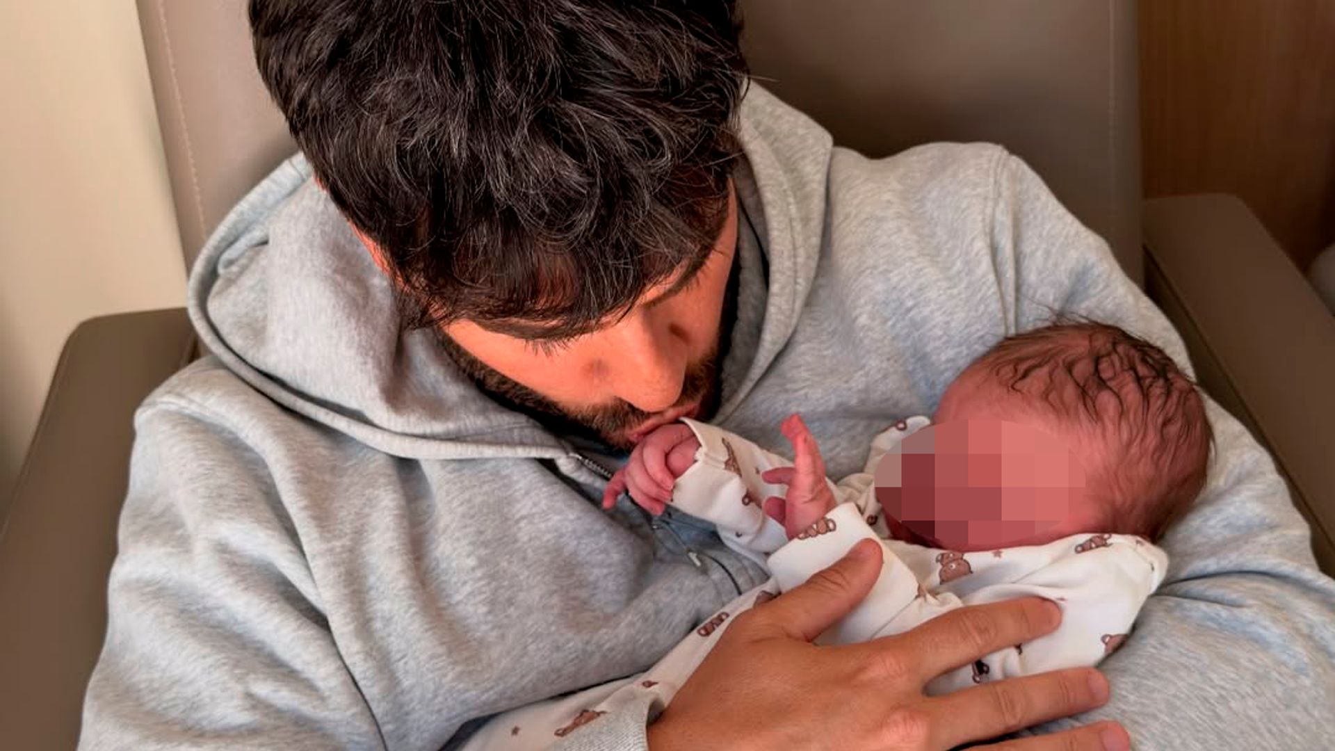 Rodri Fuertes confiesa cómo han sido estos primeros 15 días con Cova en casa y revela en qué tarea es “un auténtico experto”