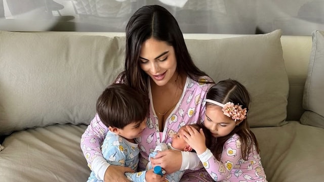 Ximena Navarrete junto a sus tres hijos: Ximena, Juan Carlos y el pequeño Santiago.