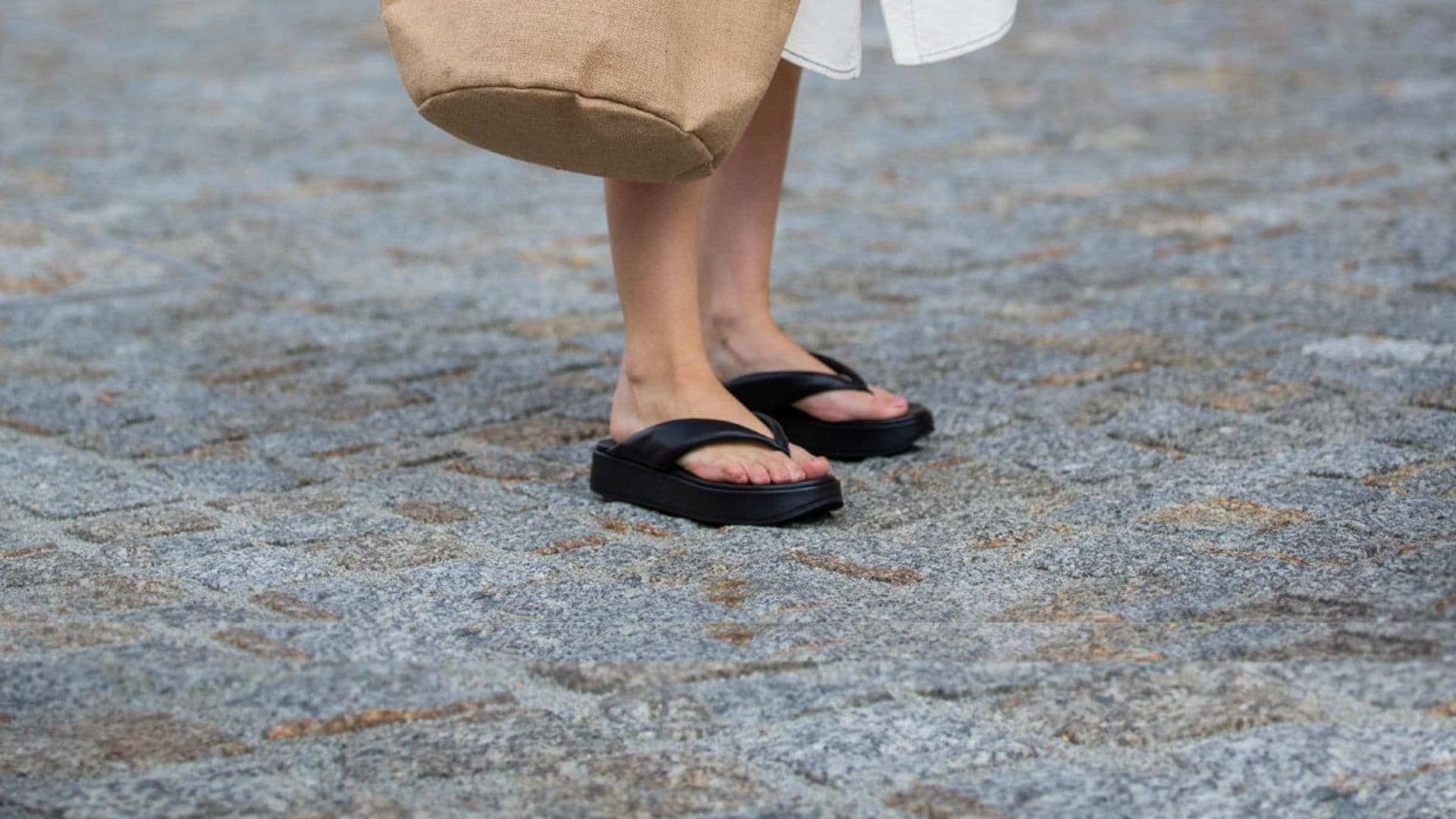 Recupera tus chanclas para llevarlas en la ciudad si las combinas así