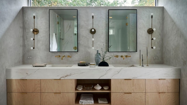 Cuarto de baño con dos lavabos y dos espejos