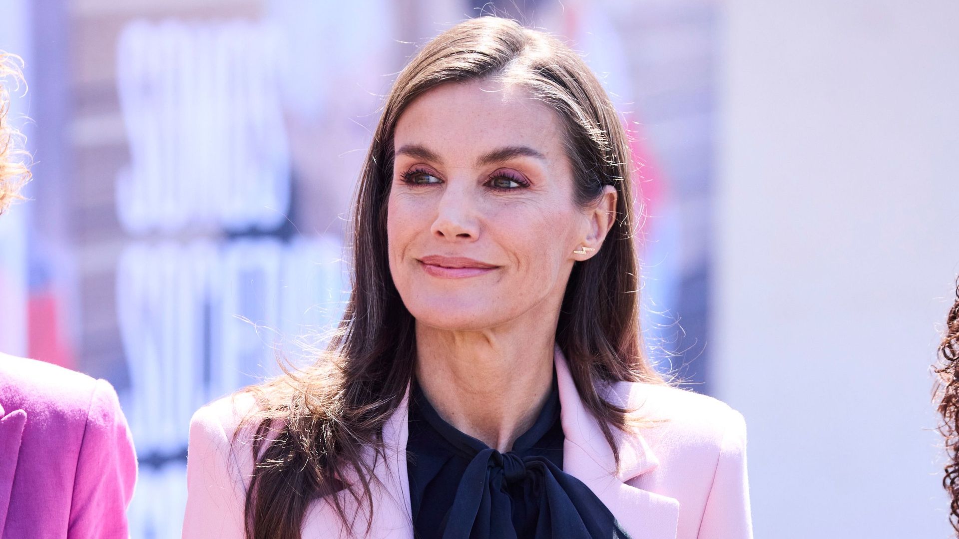El increíble momento en el que Letizia 'asalta' el micro: de entrevistada a entrevistadora en un segundo