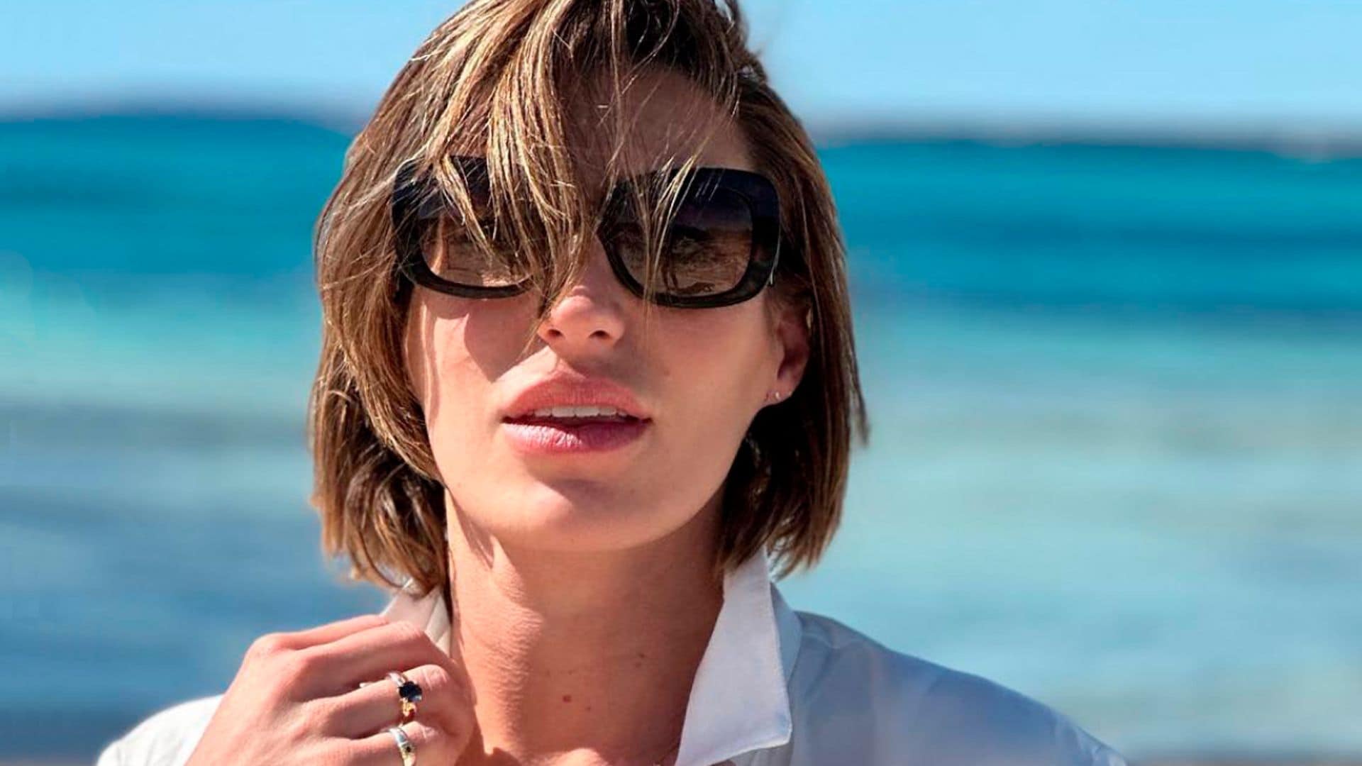Vaqueros, camisa y bikini: copia el look cómodo de Eugenia Osborne para tus escapadas de primavera