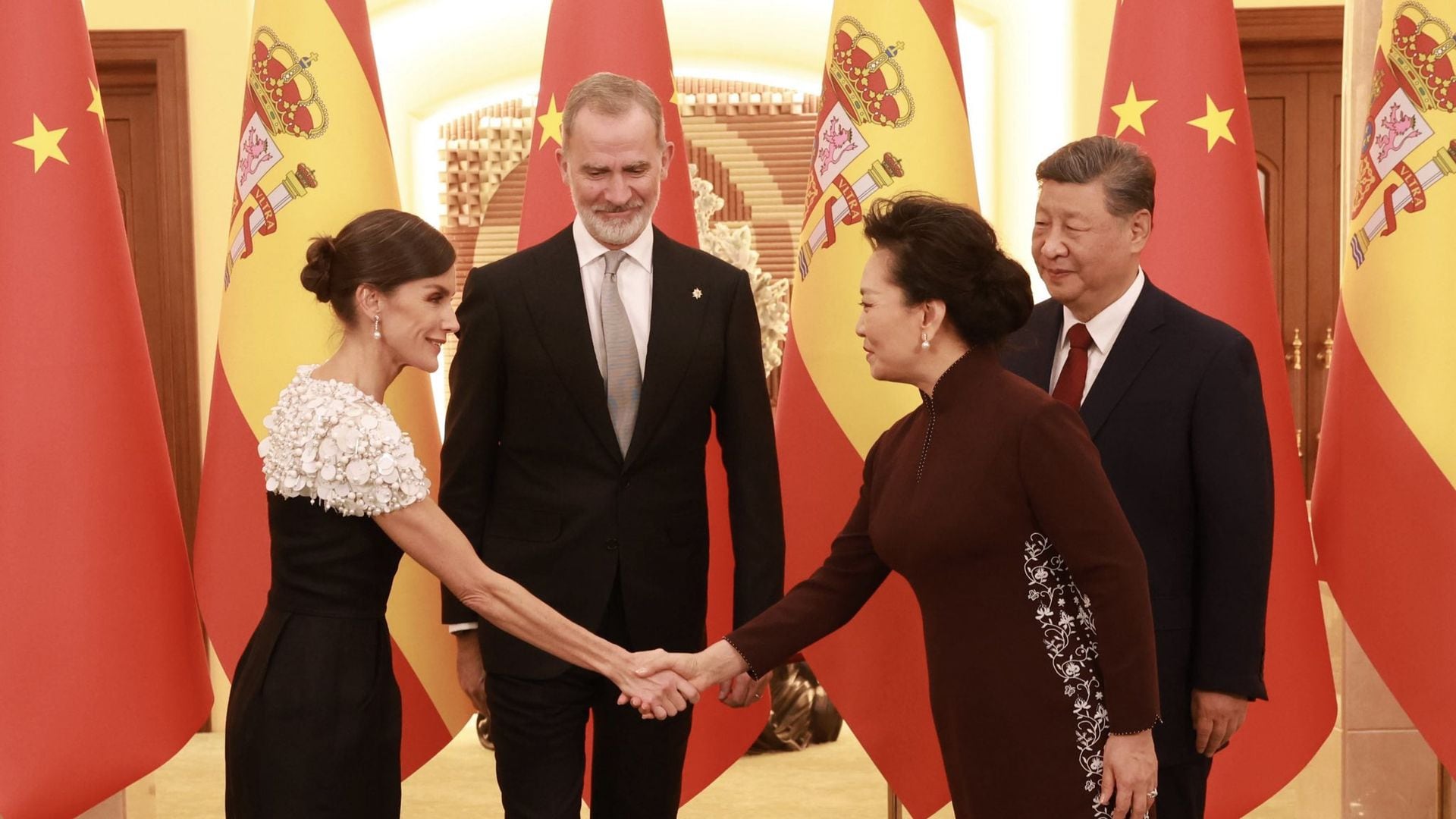 Los reyes Felipe y Letizia con el presidente de China, Xi Jinping y la primera dama, Peng Liyuan en una cena de gala en Pekín celabrada en noviembre de 2025