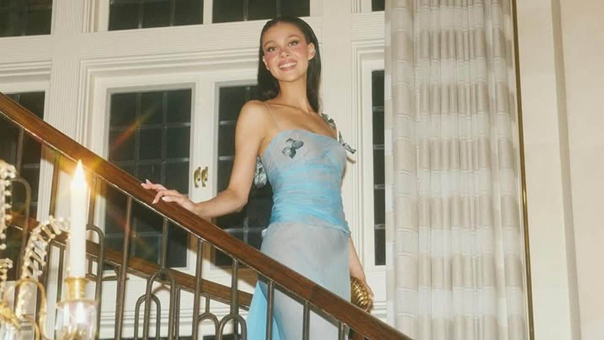 Nicola Peltz con vestido azul vintage de P/V Dolce&Gabbana 1998