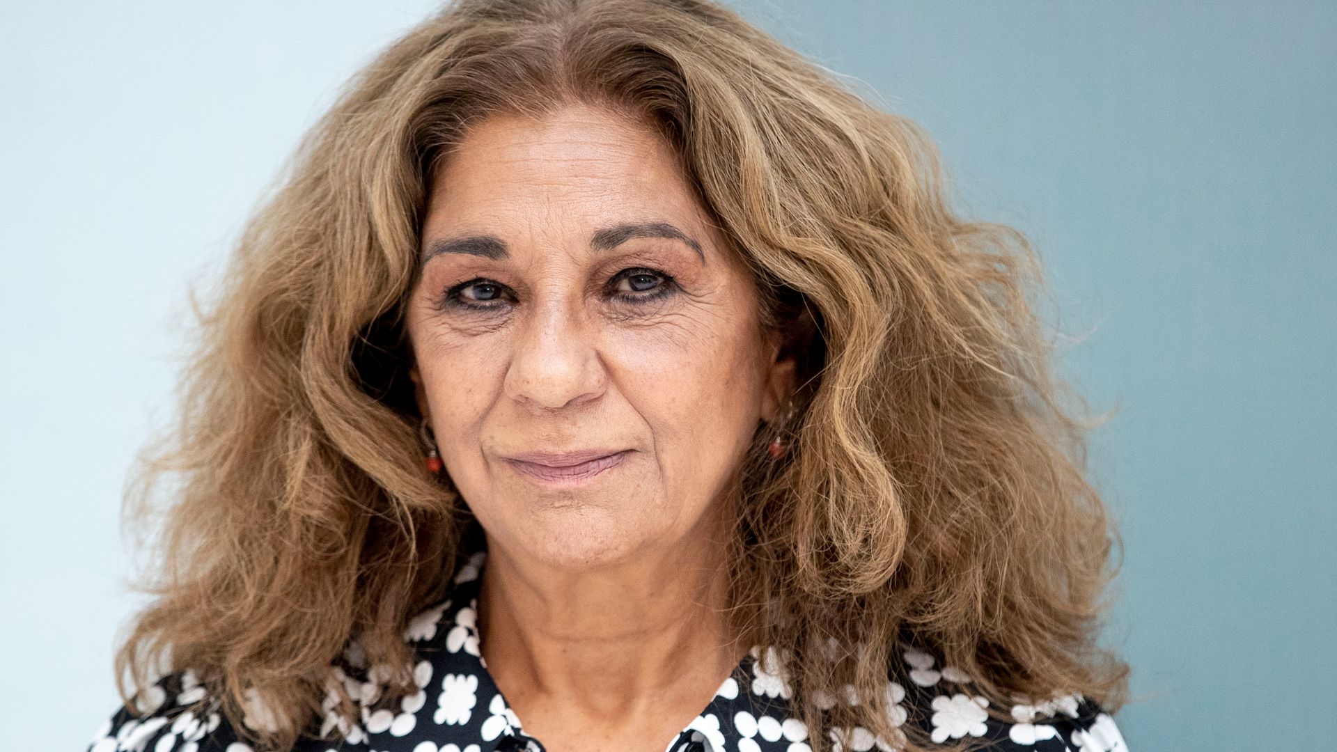 Lolita Flores posa en primer plano con vestido negro y dibujos geométricos en blanco