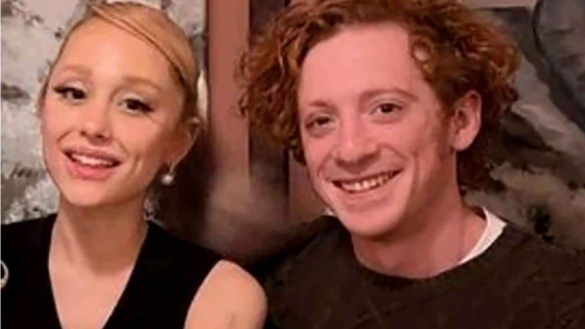 Ariana Grande y Ethan Slater, juntos del brazo, en medio de sus respectivos divorcios