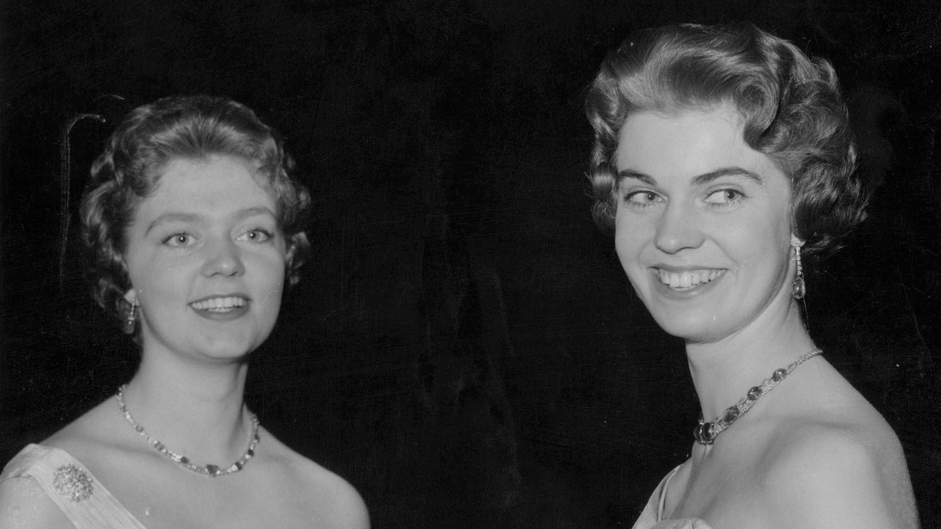 Las princesas Birgitta y Margarita de Suecia en una foto en blanco y negro de 1957