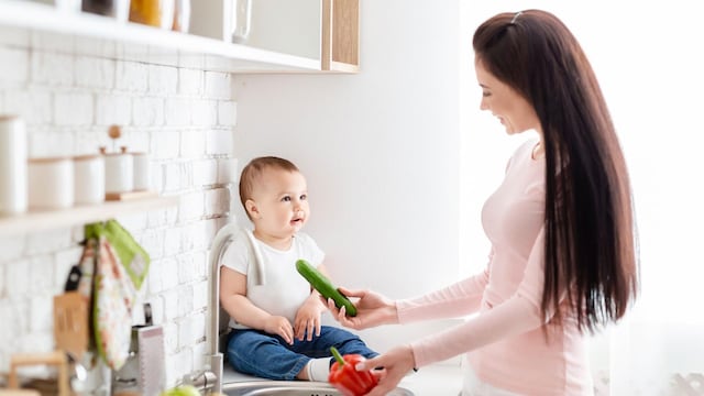 mam cocinando verduras con su beb 