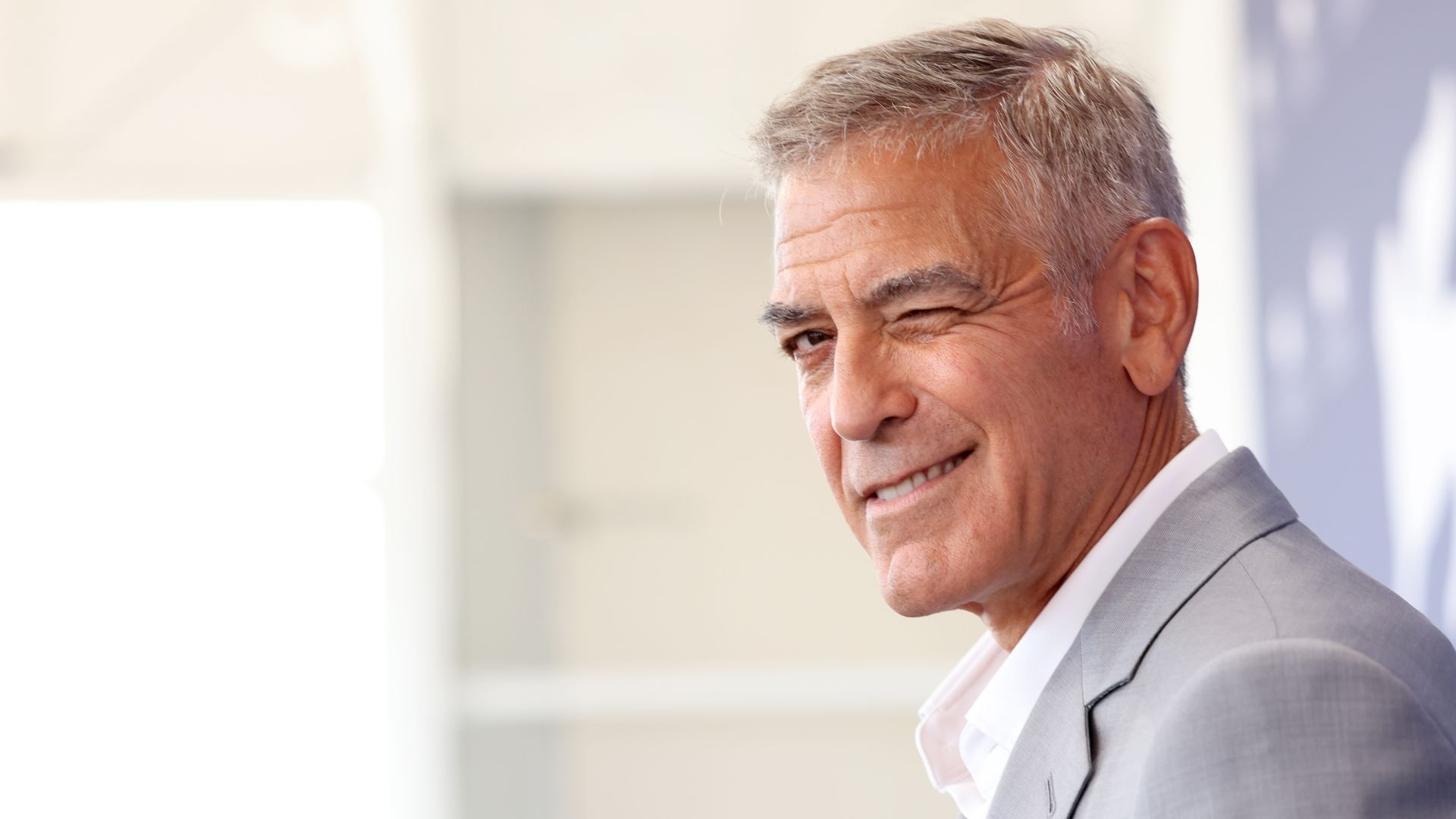 El radical cambio de look de George Clooney que ha sorprendido a todos – en fotos
