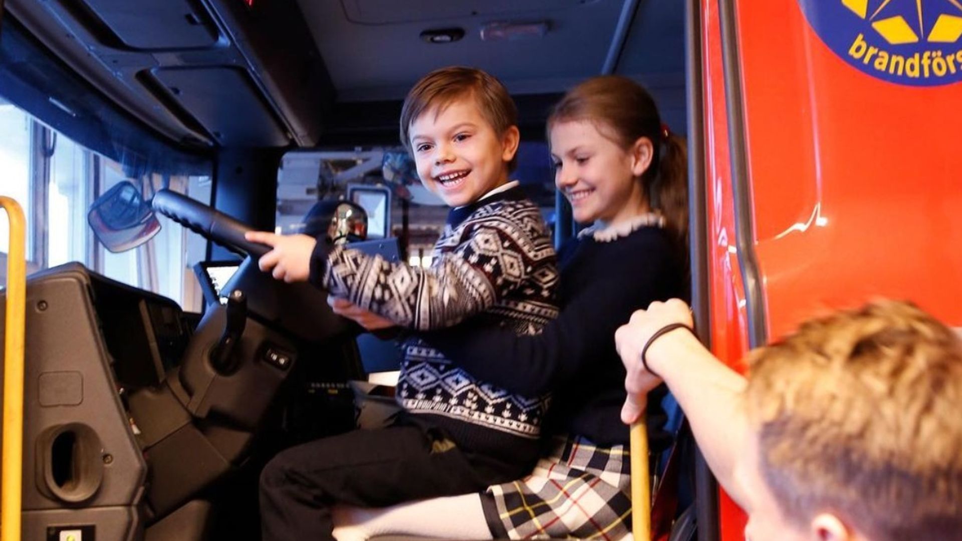 Estelle y Oscar de Suecia, felices y divertidos al volante de un camión de bomberos
