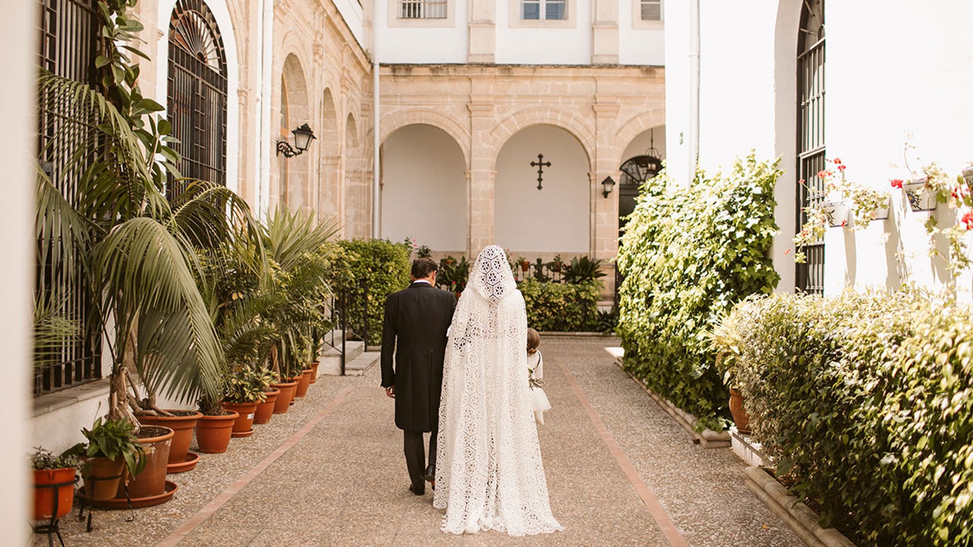 La historia de Cristina, la novia de la capa geométrica que se casó tras más de 10 años de amor