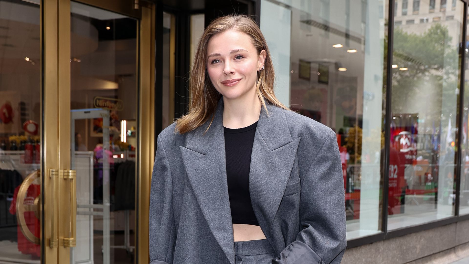 El inesperado regreso de Chlöe Grace Moretz, ex de Brooklyn Beckham, en Nueva York tras casarse con un vestido azul de Alta Costura