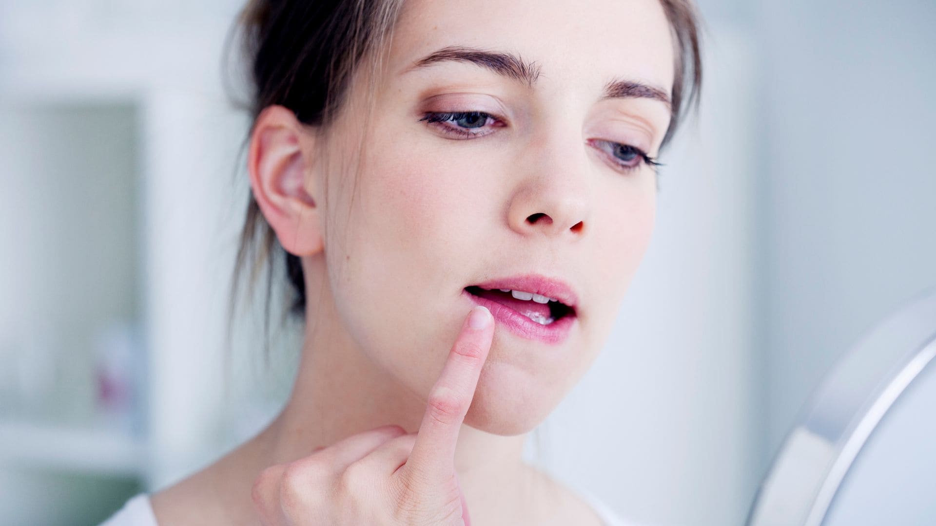 3 remedios naturales que ayudan a aliviar los síntomas del herpes labial, según la farmacéutica Mar Sieira