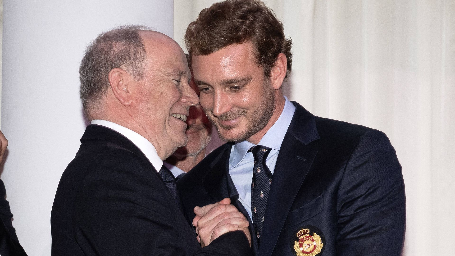 Alberto de Mónaco premia a su sobrino, Pierre Casiraghi, como mejor regatista del 2025