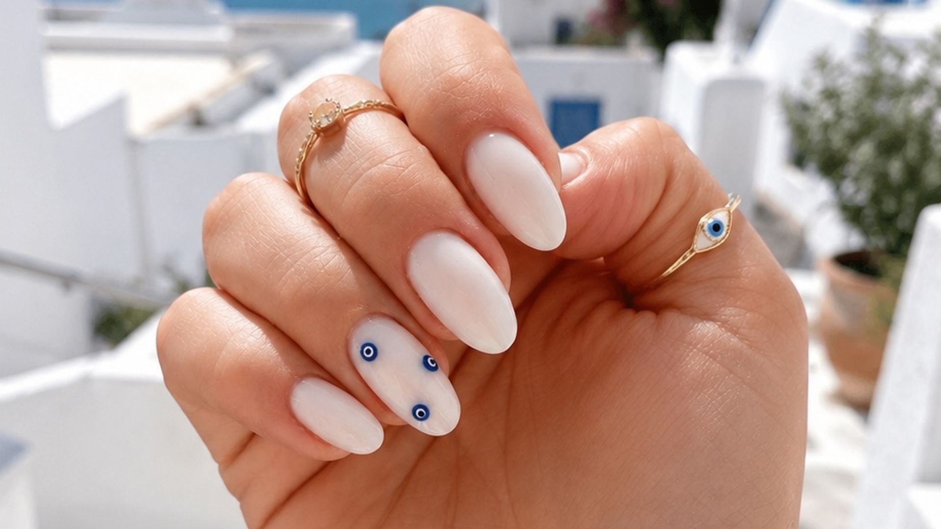 12 manicuras blancas elegantes con las que ganar un punto de moreno sin tomar el sol