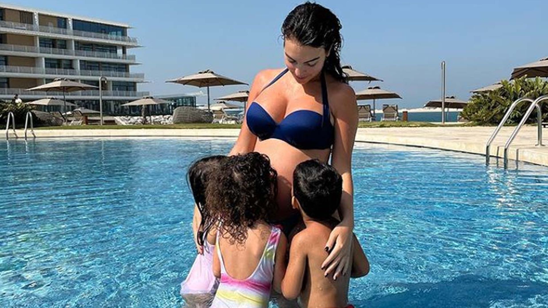 La curiosidad de Alana Martina al ver la tripita de embarazada de su madre, ¡qué graciosa!