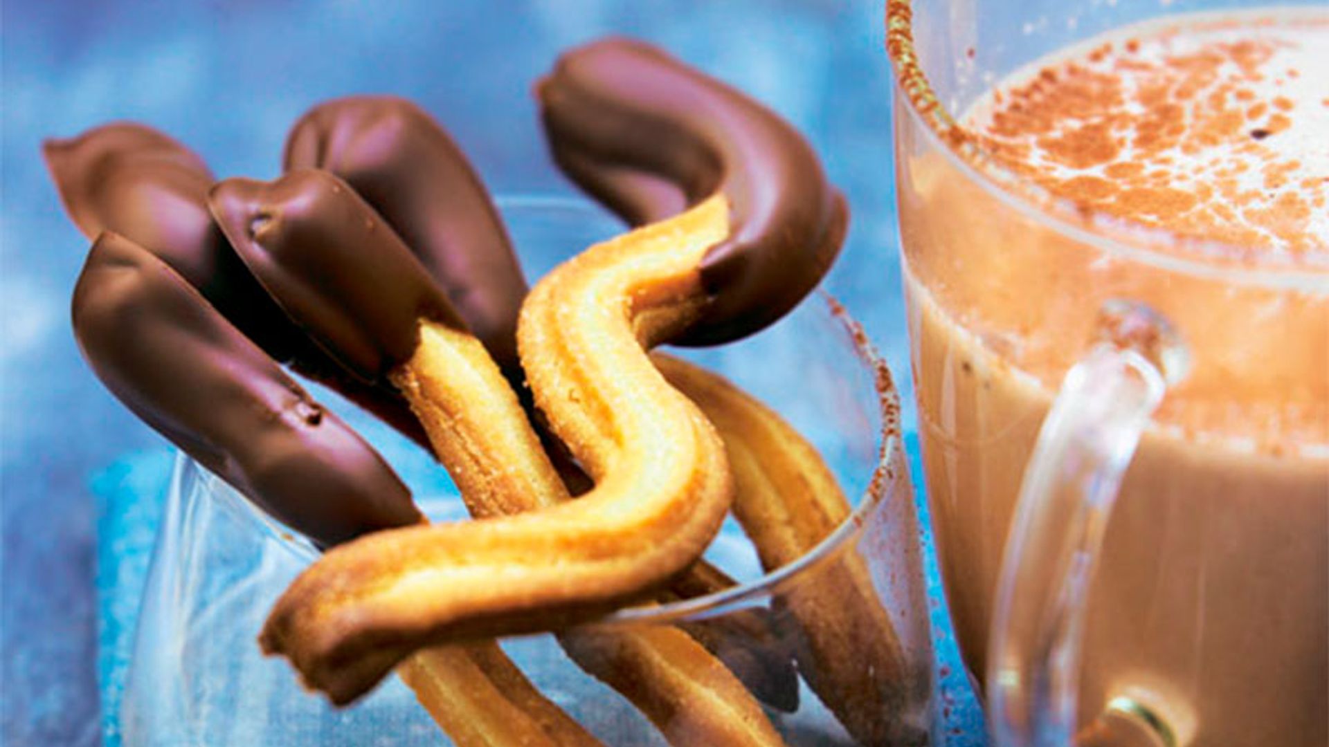 Churros al chocolate con batido de cacao