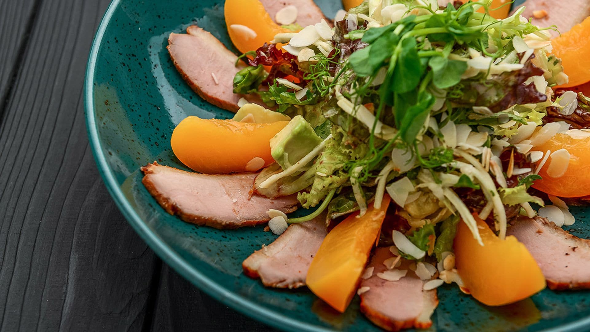 Lomo de orza con melocotón y ensalada