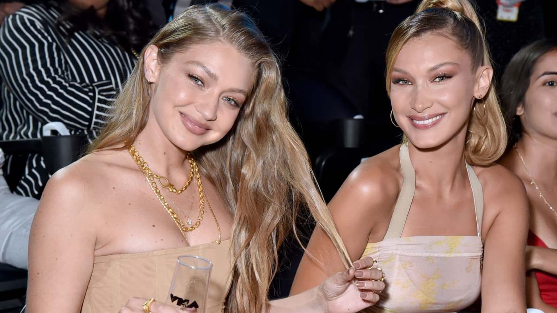 Gigi y Bella Hadid regresan versionando la campaña más atrevida de Claudia Schiffer